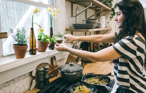 Cooking fumes linked to rising lung cancer rates in women, expert warns. (Unsplash)