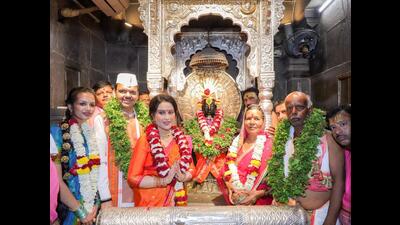 Fadnavis also welcomed the Solapur district administration’s decision to discontinue the VIP darshan system at the Vitthal temple. (HT)