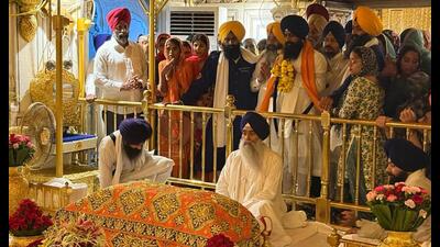 Giani Kuldeep Singh Gargaj paying obeisance at the sanctum sanctorum of the Golden Temple in presence of head granthi Giani Raghbir Singh in Amritsar on Sunday. (HT Photo) Giani Kuldeep Singh Gargaj paying obeisance at the sanctum sanctorum of the Golden Temple in presence of head granthi Giani Raghbir Singh in Amritsar on Sunday. (HT Photo)