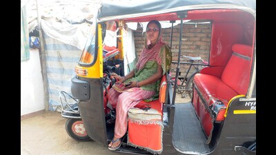 Many autos are underutilised for much of the day, operating mainly during peak hours. Drivers, often earning inconsistent incomes, use off-peak hours to carry small parcels in informal arrangements (Parwaz Khan /HT PHOTO) Many autos are underutilised for much of the day, operating mainly during peak hours. Drivers, often earning inconsistent incomes, use off-peak hours to carry small parcels in informal arrangements (Parwaz Khan /HT PHOTO)