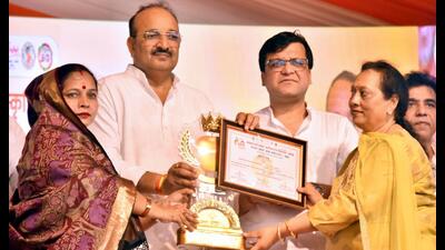 Uttar Pradesh horticulture minister Dinesh Pratap Singh (left) and excise minister Nitin Agarwal presenting an award on the concluding day of the UP Mango Festival in Lucknow on July 6. (Sourced) Uttar Pradesh horticulture minister Dinesh Pratap Singh (left) and excise minister Nitin Agarwal presenting an award on the concluding day of the UP Mango Festival in Lucknow on July 6. (Sourced)