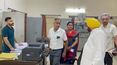 Cabinet minister Harbhajan Singh ETO conducting a surprise inspection of PWD office in Ludhiana on Monday. (HT Photo)