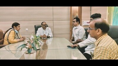 Deputy CM Brajesh Pathak with vice-chancellor Soniya Nityanand and other officials of the KGMU (HT Photo)