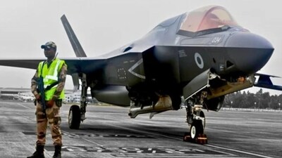 After the emergency landing, engineers from HMS Prince of Wales attempted to repair the F-35B jet but were unsuccessful. (@CISFHQrs) After the emergency landing, engineers from HMS Prince of Wales attempted to repair the F-35B jet but were unsuccessful. (@CISFHQrs)