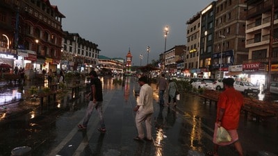People in Srinagar after rainfall lashed Srinagar on Monday. (Waseem Andrabi/HT) People in Srinagar after rainfall lashed Srinagar on Monday. (Waseem Andrabi/HT)