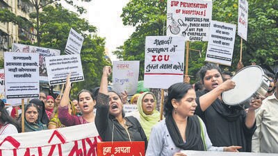 The protestors marched from Mankhurd to Govandi demanding to halt privatisation. (Raju Shinde) The protestors marched from Mankhurd to Govandi demanding to halt privatisation. (Raju Shinde)
