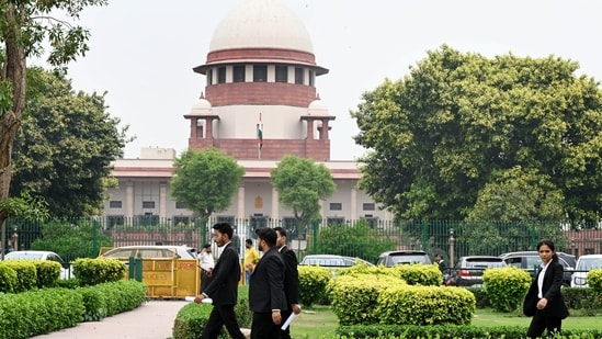 SC agrees to hear a batch of pleas challenging ECI's move before Bihar polls. (HT Photo)