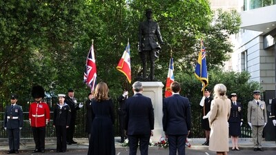 French President Emmanuel Macron and his wife Brigitte Macron stand in front of the Charles de Gaulle statue, as part of a state visit to the UK, in London, Britain, July 8, 2025. REUTERS/Suzanne Plunkett/Pool (REUTERS)