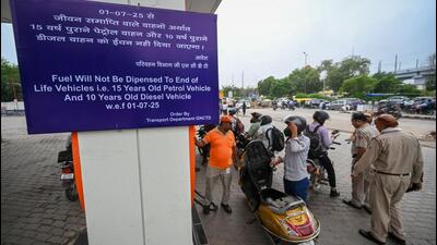 Delhi transport department official keeping a vigil on vehicles as fuel ban for end-of-life vehicles was launched in Delhi from July 1. The decision was later put on hold by the city government. (HT File Photo/Sanchit Khanna) Delhi transport department official keeping a vigil on vehicles as fuel ban for end-of-life vehicles was launched in Delhi from July 1. The decision was later put on hold by the city government. (HT File Photo/Sanchit Khanna)