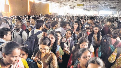 Mumbai: Commuters wait at Ghatkopar metro station after several train were delayed due to a technical issue on Versova-Ghatkopar metro line, in Mumbai, Monday, July 7, 2025. (PTI Photo)(PTI07_07_2025_000172B) (PTI) Mumbai: Commuters wait at Ghatkopar metro station after several train were delayed due to a technical issue on Versova-Ghatkopar metro line, in Mumbai, Monday, July 7, 2025. (PTI Photo)(PTI07_07_2025_000172B) (PTI)