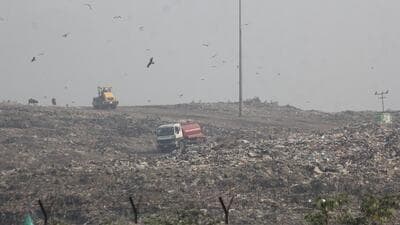 Mumbai, India - March 27, 2018: Fire at Deonar Dumping ground, India, on Tuesday, March 27, 2018. (Photo by Praful Gangurde/ Hindustan Times) (HT PHOTO) Mumbai, India - March 27, 2018: Fire at Deonar Dumping ground, India, on Tuesday, March 27, 2018. (Photo by Praful Gangurde/ Hindustan Times) (HT PHOTO)
