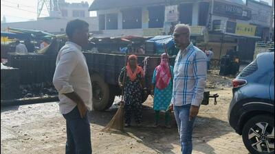 Officials inspect waste collection facilities in Sec-26 (HT Photo) Officials inspect waste collection facilities in Sec-26 (HT Photo)