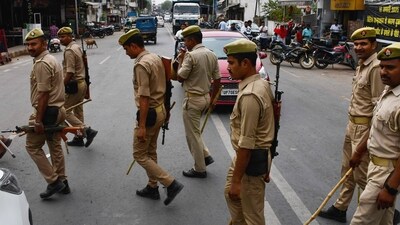 Four armed men entered the shop and threatened those inside at gunpoint before trying to loot the jewellery. (Representative image/PTI) Four armed men entered the shop and threatened those inside at gunpoint before trying to loot the jewellery. (Representative image/PTI)