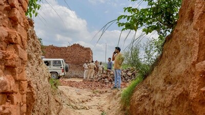 Patna: Police personnel conduct investigation at the site after a key suspect in the murder of industrialist Gopal Khemka was killed in a gunfight with the police. (PTI) Patna: Police personnel conduct investigation at the site after a key suspect in the murder of industrialist Gopal Khemka was killed in a gunfight with the police. (PTI)