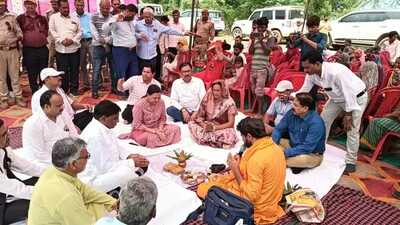 Prayers marking the start of the Loni river rejuvenation efforts in Prayagraj. (HT PHOTO) Prayers marking the start of the Loni river rejuvenation efforts in Prayagraj. (HT PHOTO)