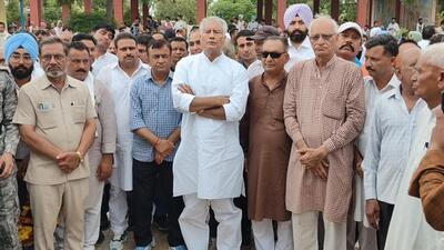 Punjab BJP president Sunil Jakhar (centre) along with party workers attending the cremation of textile trader Sanjay Verma in Abohar on Tuesday. (HT Photo) Punjab BJP president Sunil Jakhar (centre) along with party workers attending the cremation of textile trader Sanjay Verma in Abohar on Tuesday. (HT Photo)