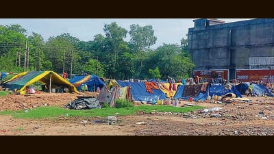 Temporary structures erected along major roadsides and (below) belongings of encroachers lying on footpath. (HT Photo) Temporary structures erected along major roadsides and (below) belongings of encroachers lying on footpath. (HT Photo)