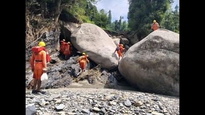 The IMD on Tuesday has issued an alert of a low to moderate flash flood risk in eight districts of the state for 24 hours. (Birbal Sharma/HT) The IMD on Tuesday has issued an alert of a low to moderate flash flood risk in eight districts of the state for 24 hours. (Birbal Sharma/HT)