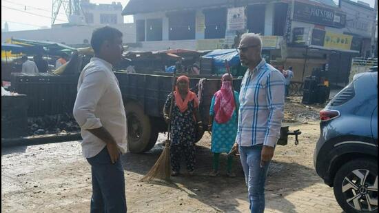 Officials inspect waste collection facilities in Sec-26 (HT Photo)