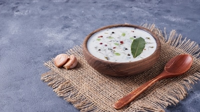 Curd with pickle can be a tasty and nutritious way to mix up your meals. (Freepik) Curd with pickle can be a tasty and nutritious way to mix up your meals. (Freepik)