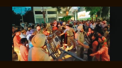 A protest over the disappearance of an 11-year-old boy turned violent in Baltana, Zirakpur, on Monday evening with agitators assaulting police officers who had turned up to manage the crowd. Four persons have been arrested and 50 others booked for blocking traffic and assaulting cops. (HT Photo) A protest over the disappearance of an 11-year-old boy turned violent in Baltana, Zirakpur, on Monday evening with agitators assaulting police officers who had turned up to manage the crowd. Four persons have been arrested and 50 others booked for blocking traffic and assaulting cops. (HT Photo)