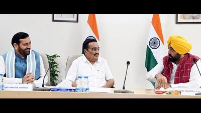 Haryana CM Nayab Singh Saini, Union Jal Shakti minister CR Patil and Punjab CM Bhagwant Mann during a meeting in New Delhi on Wednesday. (HT Photo) Haryana CM Nayab Singh Saini, Union Jal Shakti minister CR Patil and Punjab CM Bhagwant Mann during a meeting in New Delhi on Wednesday. (HT Photo)