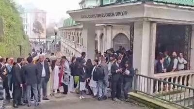 Lawyers, litigants and staff of the district court at Chakkar in Shimla wait outside as police carry out a search after the bomb threat on Wednesday. (HT Photo) Lawyers, litigants and staff of the district court at Chakkar in Shimla wait outside as police carry out a search after the bomb threat on Wednesday. (HT Photo)