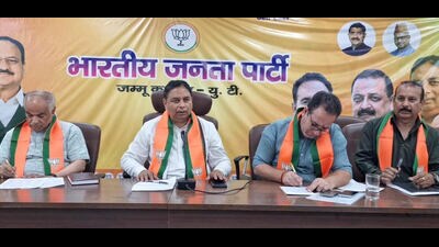 State BJP president Sat Sharma during a party meeting in Jammu on Wednesday. (HT)