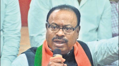 Thane, India - November 05, 2022: Maharashtra Pradesh BJP President Chandrashekhar Bawankule who is on Thane district tour, interacts with the media, at Sahyog Mandir Hall, in Thane, Mumbai, India, on Saturday, November 05, 2022. (Praful Gangurde/HT Photo) (HT PHOTO) Thane, India - November 05, 2022: Maharashtra Pradesh BJP President Chandrashekhar Bawankule who is on Thane district tour, interacts with the media, at Sahyog Mandir Hall, in Thane, Mumbai, India, on Saturday, November 05, 2022. (Praful Gangurde/HT Photo) (HT PHOTO)