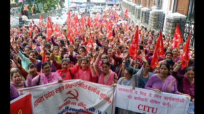Trade union members holding a demonstration in Mandi, Himachal Pradesh, on Wednesday. (Birbal Sharma/HT) Trade union members holding a demonstration in Mandi, Himachal Pradesh, on Wednesday. (Birbal Sharma/HT)