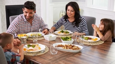Families should make it a healthy habit to have dinner by 7 PM. (Shutterstock) Families should make it a healthy habit to have dinner by 7 PM. (Shutterstock)
