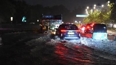 Commuters are experiencing traffic snarls in the city due to the rains. (Hindustan Times) Commuters are experiencing traffic snarls in the city due to the rains. (Hindustan Times)