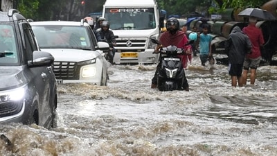 Civic infrastructure buckled under pressure. With further moderate rain and occasional intense spells expected till Wednesday morning, the Kolkata Municipal Corporation remained on high alert to tackle waterlogging complaints and potential traffic disruptions. (HT Photo/Samir Jana) Civic infrastructure buckled under pressure. With further moderate rain and occasional intense spells expected till Wednesday morning, the Kolkata Municipal Corporation remained on high alert to tackle waterlogging complaints and potential traffic disruptions. (HT Photo/Samir Jana)