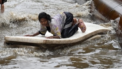 A fresh spell of heavy rain soaked Kolkata and southern districts of West Bengal early Tuesday, bringing respite from summer heat while simultaneously plunging large swathes of the city into chaos. Commuters were left battling knee-deep water in several localities. (HT Photo/Samir Jana) A fresh spell of heavy rain soaked Kolkata and southern districts of West Bengal early Tuesday, bringing respite from summer heat while simultaneously plunging large swathes of the city into chaos. Commuters were left battling knee-deep water in several localities. (HT Photo/Samir Jana)