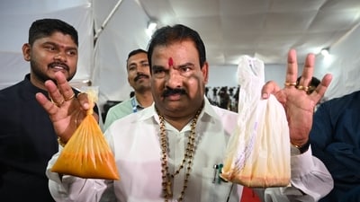 Sanjay Gaikwad, MLA from the Shiv Sena led by deputy CM Eknath Shinde, arrived at the Maharashtra assembly session with stale dal. Last night, he slapped a staff member at the MLA hostel who served him this dal. (Raju Shinde/HT Photo) Sanjay Gaikwad, MLA from the Shiv Sena led by deputy CM Eknath Shinde, arrived at the Maharashtra assembly session with stale dal. Last night, he slapped a staff member at the MLA hostel who served him this dal. (Raju Shinde/HT Photo)