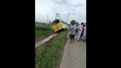 A private school bus veered off the road on the Mahal Kalan-Kalal Majra link road, resulting in the death of the bus conductor on Thursday. However, no students were injured in the accident, the police said. (HT Photo)