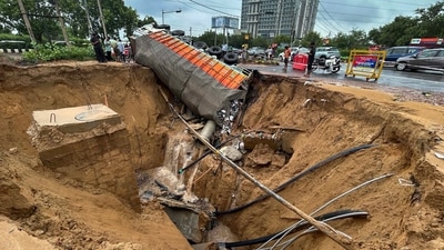 A truck loaded with beer stuck in a caved-in portion of the road on the Southern Peripheral Road near Sector-74A in Gurugram. (Parveen Kumar/Hindustan Times) A truck loaded with beer stuck in a caved-in portion of the road on the Southern Peripheral Road near Sector-74A in Gurugram. (Parveen Kumar/Hindustan Times)