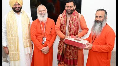 Haryana chief minister Nayab Singh Saini being felicitated during Guru Purnima Mahotsav at Divya Jyoti Jagrati Sansthan in Jalandhar on Thursday. Anandpur Sahib MP Ravneet Singh Bittu is also seen in the photo. (HT Photo)