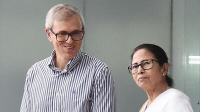 Jammu and Kashmir chief minister Omar Abdullah with West Bengal chief minister Mamata Banerjee. (HT Photo)