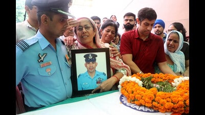 Mother of IAF’s Squadron Leader Lokender Singh Sindhu bids final adieu to her son in Rohtak on Thursday. (HT Photo) Mother of IAF’s Squadron Leader Lokender Singh Sindhu bids final adieu to her son in Rohtak on Thursday. (HT Photo)