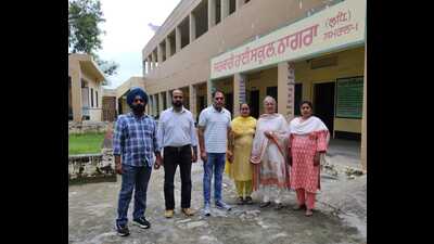Staff members giving details about the theft in Government High School in Nagra village of Samrala on Thursday. (HT Photo) Staff members giving details about the theft in Government High School in Nagra village of Samrala on Thursday. (HT Photo)