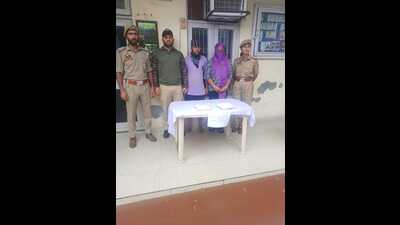 The arrested duo with police in Jammu on Thursday. (HT Photo) The arrested duo with police in Jammu on Thursday. (HT Photo)