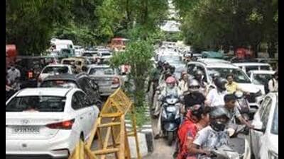 Traffic congestion caused by unplanned stoppages of buses and unregulated e-rickshaw movement has long been a recurring problem at several busy intersections of Lucknow. (File photo) Traffic congestion caused by unplanned stoppages of buses and unregulated e-rickshaw movement has long been a recurring problem at several busy intersections of Lucknow. (File photo)