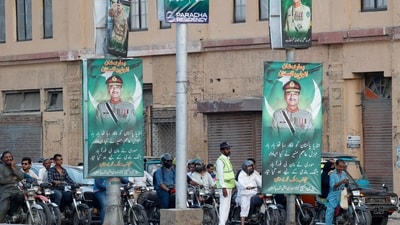 FILE PHOTO: A police officer stands in front of the traffic, next to posters of the Chief of Army Staff of Pakistan Asim Munir, in Karachi, Pakistan May 20, 2025. REUTERS/Akhtar Soomro/File Photo (REUTERS)