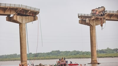 Rescuers and locals look for survivors after several vehicles fell into a river following the collapse of a portion of a bridge in Mujpur near Vadodara in Gujarat, Wednesday, July 9, 2025. (AP) Rescuers and locals look for survivors after several vehicles fell into a river following the collapse of a portion of a bridge in Mujpur near Vadodara in Gujarat, Wednesday, July 9, 2025. (AP)