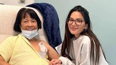 Olivia Munn with her mother Kim Munn, who is fighting breast cancer. Olivia Munn with her mother Kim Munn, who is fighting breast cancer.