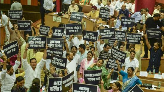 AAP councillors protest. (RAJ K RAJ /HT PHOTO)
