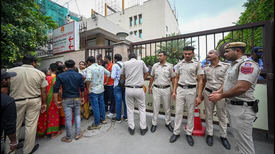 Police personnel at the construction site of Balaji Action hospital in Paschim Vihar on Wednesday. (Sanchit Khanna/HT PHOTO)