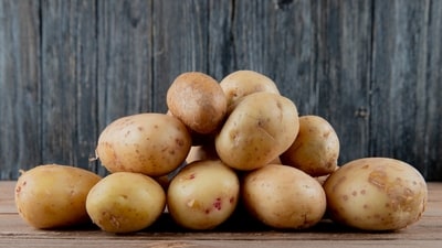 Should you eat potatoes on a weight loss diet? Did you know they are low in calories and high in fibre, especially with the skin? (Freepik)
