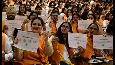 During the convocation, 336 girls and 99 boys received the medals. (HT Photo) During the convocation, 336 girls and 99 boys received the medals. (HT Photo)